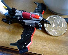 ���ォ�R���A�����̐ԃ��C�����h���ĂȂ���(��)�B